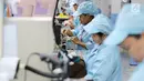 Teknisi sedang membungkus smartphone Xiaomi di pabrik PT. Sat Nusapersada, Batam, Senin (4/11). Sebelum memasuki pasar, Xiaomi melakukan uji kualitas yang sangat ketat. (Liputan6.com/Fery Pradolo)