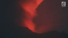 Sinar api menyala terang di puncak kawah Gunung Agung, di Karangasem, Bali, Minggu (26/11). Usai meletus pada Sabtu malam, 25 November 2017, Gunung Agung sempat mengeluarkan sinar merah yang disebut lava. (Liputan6.com/Andi Jatmiko)