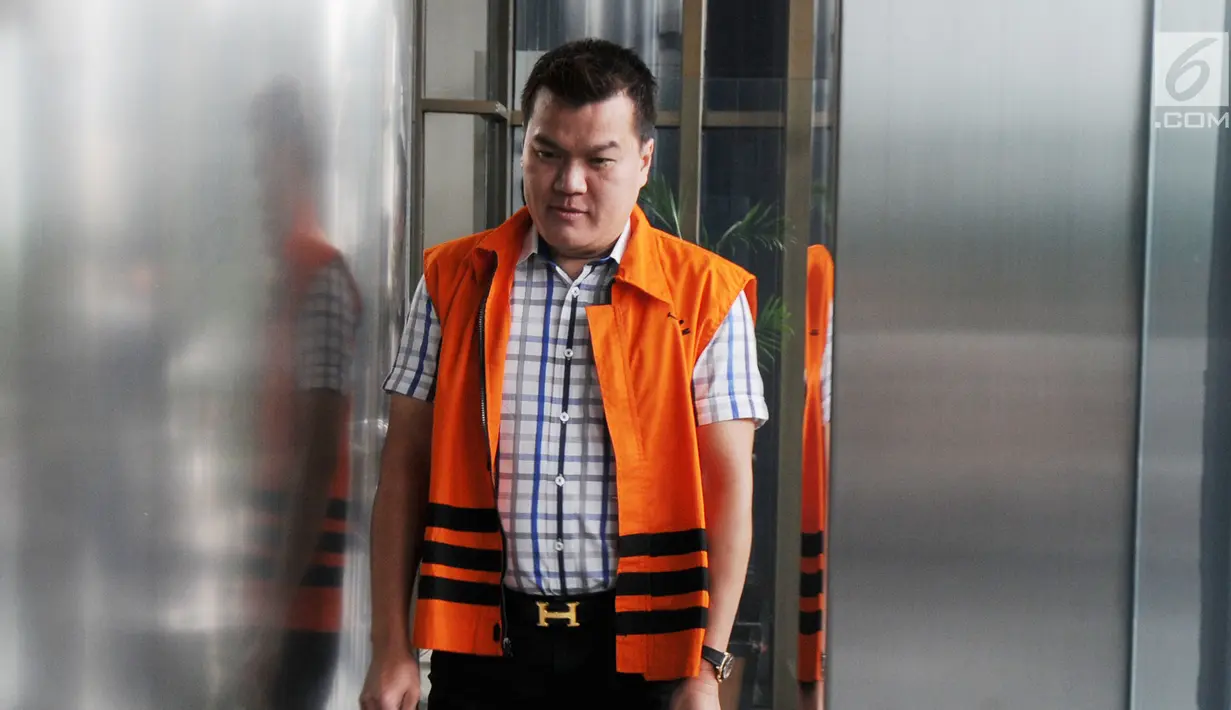 Terpidana suap proyek e-KTP Andi Agustinus alias Andi Narogong saat akan menjalani pemeriksaan di Gedung KPK, Jakarta, Rabu (21/3). Andi tampil modis mengenakan kemeja putih, jam tangan, dan  ikat pinggang berlogo huruf 'H'. (Merdeka.com/Dwi Narwoko)