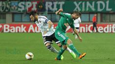 Striker Valencia, Alvaro Negredo, sulit dibendung pergerakannya oleh pemain belakang Rapid Vienna pada leg kedua babak 32 besar Liga Europa di Stadion Ernst Happel, Wina, Austria, Jumat (26/2/2016) dini hari WIB. (Bola.com/Reza Khomaini)