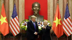 Presiden AS, Donald Trump bersalaman dengan Presiden Vietnam Nguyen Phu Trong di Istana Kepresidenan di Hanoi (27/2). Kunjungan Trump ke Vietnam untuk melakukan pertemuan tingkat tinggi dengan Pemimpin Korut, Kim Jong-un. (AP Photo/Evan Vucci)