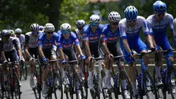 Pembalap tim Alpecin itu menahan gempuran pembalap Jerman Phil Bauhaus dan Caleb Ewan asal Australia yang melengkapi podium saat ajang balap sepeda paling bergengsi di dunia itu tiba di Prancis setelah dua hari mengelilingi Spanyol. (AP Photo/Daniel Cole)