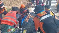 Tim SAR Gabungan evakuasi satu korban tenggelamnya KLM Pantes  di Pantai Paseban. (Liputan6.com/ Hermawan Arifianto)