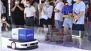Orang-orang mengamati robot logistik pintar di area ekshibisi komprehensif dalam Pameran Perdagangan Jasa Internasional China (CIFTIS) 2020 di Beijing, ibu kota China, pada 6 September 2020. CIFTIS digelar pada 4-9 September di Beijing. (Xinhua/Ju Huanzong)