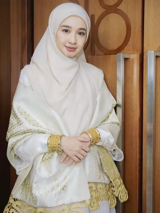 Laudya Cynthia Bella pun tampil dengan makeup flawlessnya yang hanya menonjolkan lipstik glossy pinknya. Meski begitu ia tampil begitu memesona. Credit: Instagram @armanfebryan