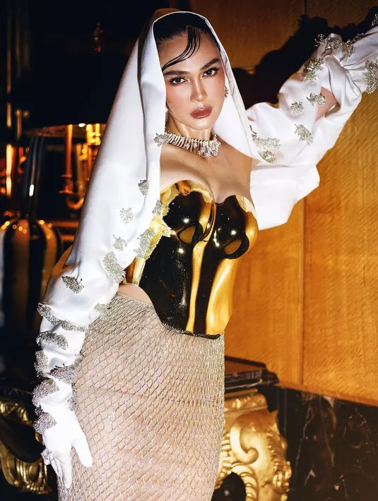 Padu padan bustier emas, dipadu rok jaring-jaring emas semi transparan, Luna Maya tampil bak dewi Yunani. Foto: Instagram.