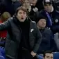 Pelatih Chelsea, Antonio Conte, tampak serius mengamati permainan anak asuhnya saat pertandingan melawan Leicester City pada laga Premier League di Stadion  Stamford Bridge Sabtu (13/1/2018). Kedua tim bermain imbang 0-0. (AP/Matt Dunham)