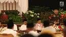 Presiden Joko Widodo atau Jokowi memberi sambutan saat buka puasa bersama di Istana Negara, Jakarta, Jumat (18/5). Jokowi mengundang para pejabat negara, tokoh agama Islam, dan pengusaha Tanah Air. (Liputan6.com/Angga Yuniar)