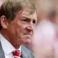 Manajer Liverpool Kenny Dalglish mengawasi anak-anak asuhnya bermain dengan cermat ketika bertemu Stoke City dalam partai lanjutan Liga Premier di Britannia Stadium, 10 September 2011. AFP PHOTO/IAN KINGTON