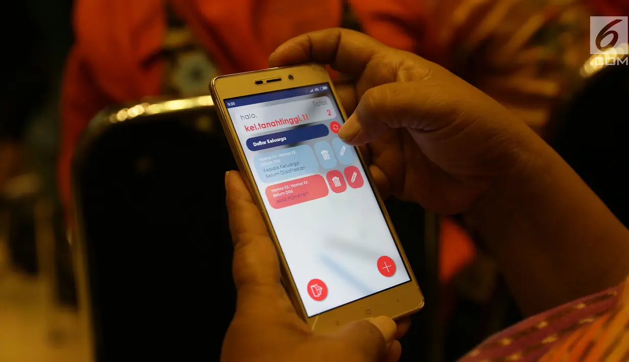 Warga mengisi form pada Pendataan Keluarga Online saat peluncurannya di Gedung Manggala Wanabakti, Jakarta, Rabu (26/9). Aplikasi pendataan online tersebut diluncurkan langsung oleh Gubernur DKI Jakarta, Anies Baswedan. (Merdeka.com/Imam Buhori)