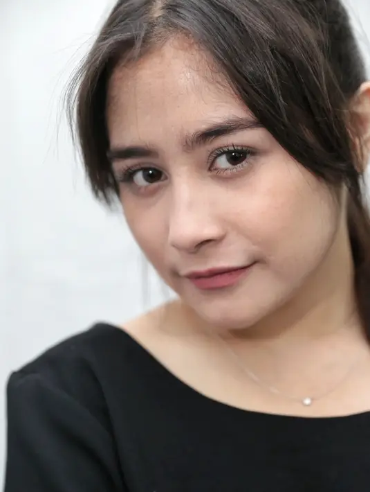 Prilly menegaskan, bahwa kalau ada yang bilang Rassya menikung teman sendiri, itu hanya komentar orang yang di anggap suka nonton film drama. (Adrian Putra/Bintang.com)