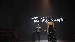 Para model memeragakan busana fesyen The Rizkianto pada panggung gelaran mode Jakarta Fashion Week (JFW) 2026 di City Hall, Pondok Indah Mall 3, Jakarta, Rabu (29/10/2025). (Kapanlagi.com/Budy Santoso)