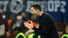 Pelatih Bayer Leverkusen, Xabi Alonso memberikan arahan kepada pemainnya saat laga leg kedua 16 besar Liga Europa 2023/2024 melawan Qarabag di BayArena, Leverkusen, Jerman, Jumat (15/03/2024) dini hari WIB. (AFP/Ina Fassbender)