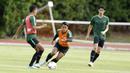 Pemain Timnas Indonesia, Febri Haryadi, saat sesi latihan di Stadion Bishan, Singapura, Rabu (7/11). Latihan Timnas ini merupakan persiapan jelang laga melawan Singapura pada Piala AFF 2018. (Bola.com/M Iqbal Ichsan)