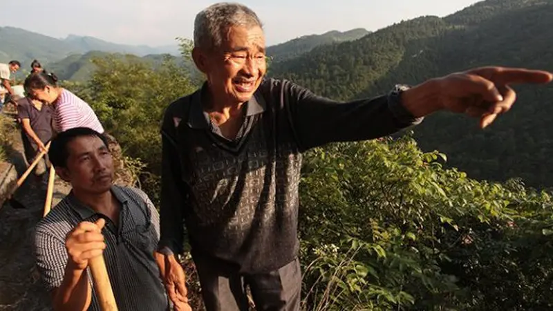 36 Tahun Kakek Membelah Gunung Agar Desanya Teraliri Air