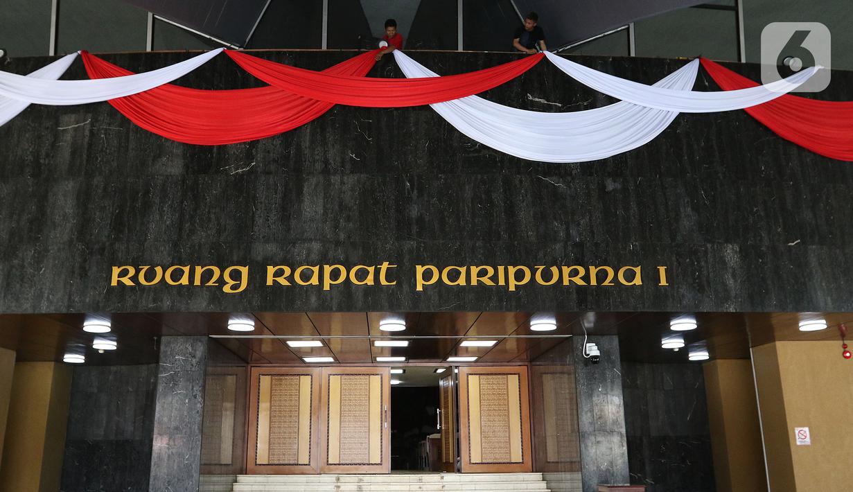 Pekerja mempercantik Ruang Rapat Paripurna I dengan Bendera Merah Putih di kompleks Parlemen MPR-DPR RI, Senayan, Jakarta, Rabu (16/10/2019). Ruang paripurna DPR tampak dihias menjelang pelantikan presiden dan wapres terpilih pada 20 Oktober mendatang. (Liputan6.com/Johan Tallo)