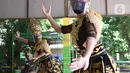Penari tradisional dari Sanggar Eschoda melakukan latihan menggunakan masker dan pelindung wajah di Kota Tangerang, Jumat (12/6/2020). Para penari itu menerapkan protokol kesehatan jelang new normal atau tatanan hidup normal, sekaligus sebagai upaya pencegahan Covid-19. (Liputan6.com/Angga Yuniar)