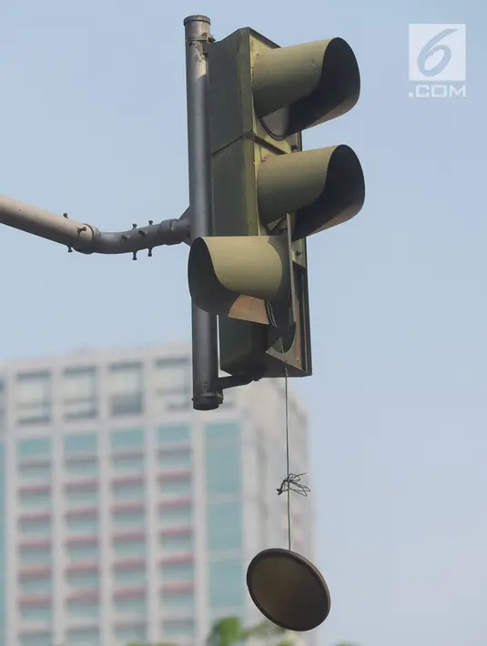 Kondisi lampu lalu lintas yang rusak pascaunjuk rasa di sekitar Gedung DPR, Jakarta, Kamis (26/9/2019). Sejumlah fasilitas publik di Jakarta mengalami kerusakan imbas aksi demo pelajar dan massa lain di sekitar Gedung DPR pada Rabu 25 September 2019. (merdeka.com/Imam Buhori)