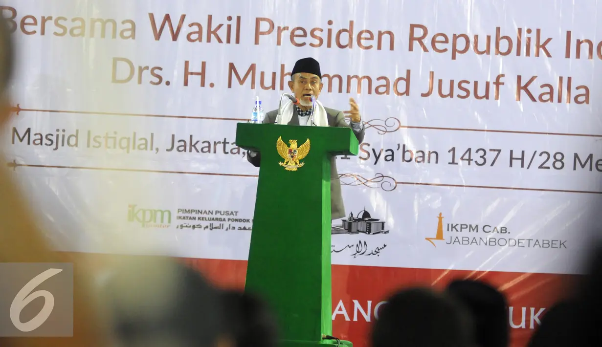 Pimpinan Pondok Modern Darussalam Gontor KH Hasan Abdullah Sahal memberikan sambutan saat acara Kesyukuran 90 Tahun Gontor di Masjid Istiqlal, Jakarta, (28/5). (Liputan6.com/Helmi Affandi)