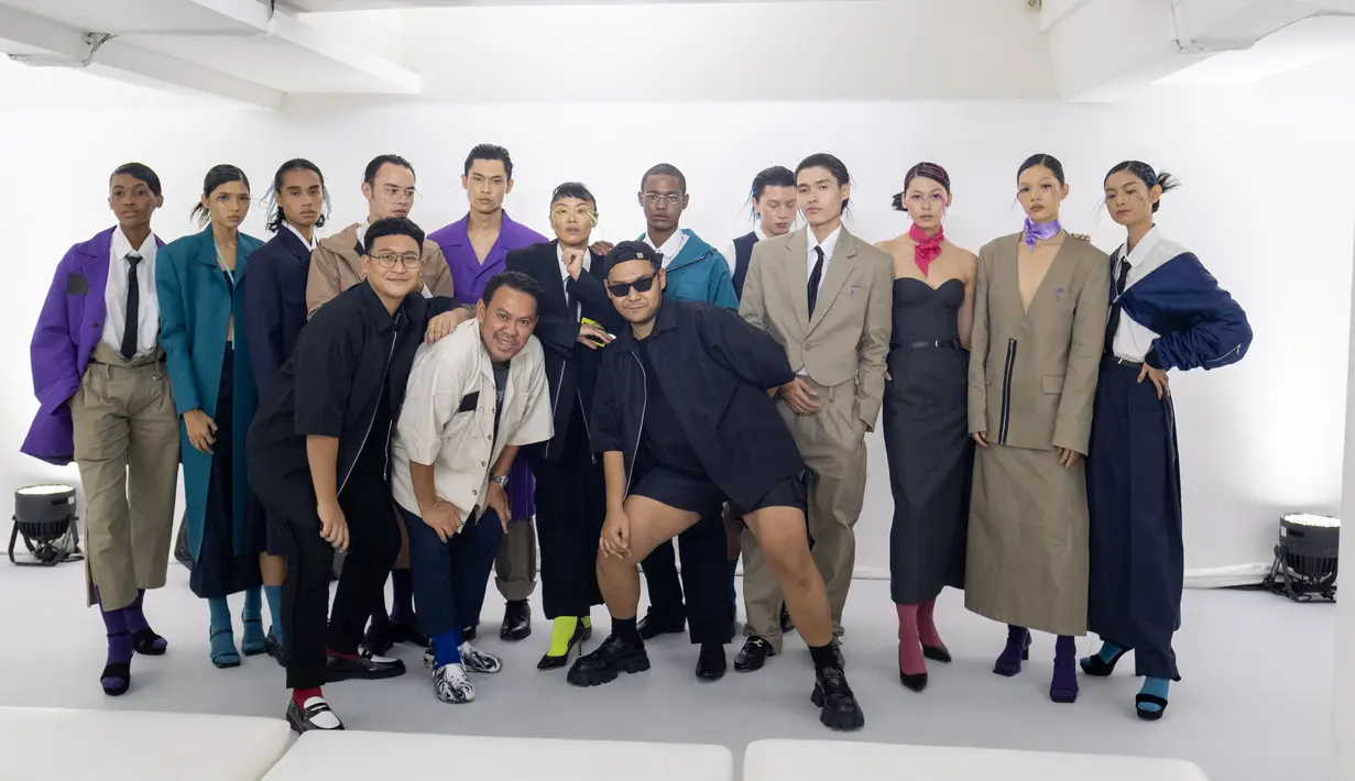 <p>"Konsep 3 DIMENSI diangkat untuk menampilkan keunikan setiap lini dalam ruang yang sama - dengan metode presentasi yang sengaja dibuat berbeda sesuai dengan DNA setiap lini. STUDIO MORAL IN FUTURA yang sangat youthful &amp; ekspresif, STUDIOMORAL yang esensial, serta label utama MORAL yang sangat eksperimental dan eksploratif,&rdquo; papar Creative Director Andandika Surasetja, terkait konsep yang diusung. / Foto dok Arkagaia Co.</p>