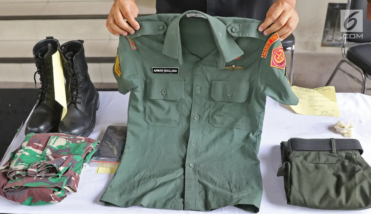 Barang bukti seragam TNI kasus curas dan penipuan diperlihatkan saat rilis di Polda Metro Jaya, Jakarta, Jumat (28/6/2019). Polisi mengungkap pencurian dengan mengaku anggota TNI, pencurian dengan kekerasan, dan pencurian mesin ATM di Jabodetabek. (Liputan6.com/Herman Zakharia)