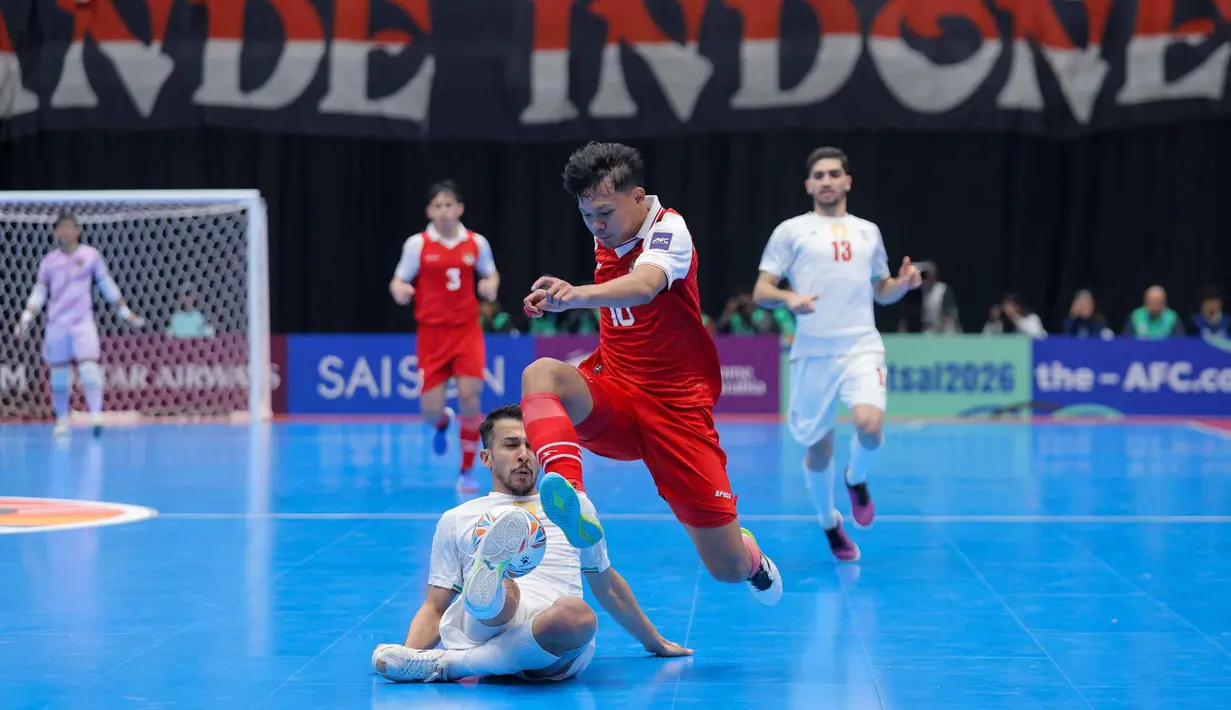 Namun respons Indonesia datang cepat. Reza Gunawan mencetak gol penyama kedudukan dan menghidupkan gemuruh di Indonesia Arena. Tampak dalam foto, pemain Timnas Futsal Indonesia, Firman Adriansyah (kedua kanan) berebut bola dengan pemain Iran pada final Piala Asia Futsal 2026 di Indonesia Arena, Kompleks Gelora Bung Karno, Senayan, Jakarta, Sabtu (7/2/2026). (Bola.com/Bagaskara Lazuardi)