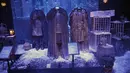 Kostum dari karakter Alliser Thorne dan Jon Snow dipamerkan dalam pameran "The Game of Thrones Touring Exhibition" di Belfast's Titanic Exhibition Centre, Irlandia utara pada 10 April 2019. Pameran ini dibuka secara umum pada 12 April hingga 1 September 2019 mendatang. (AP Photo)