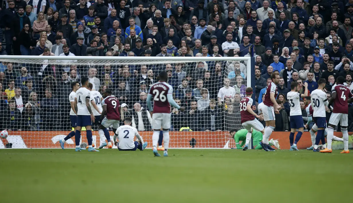 Pemain West Ham United Said Benrahma (ketiga kanan) mencetak gol ke gawang Tottenham Hotspur pada pertandingan sepak bola Liga Inggris di Tottenham Hotspur Stadium, London, Inggris, Minggu (20/3/2022). Tottenham Hotspur menang 3-1. (AP Photo/David Cliff)