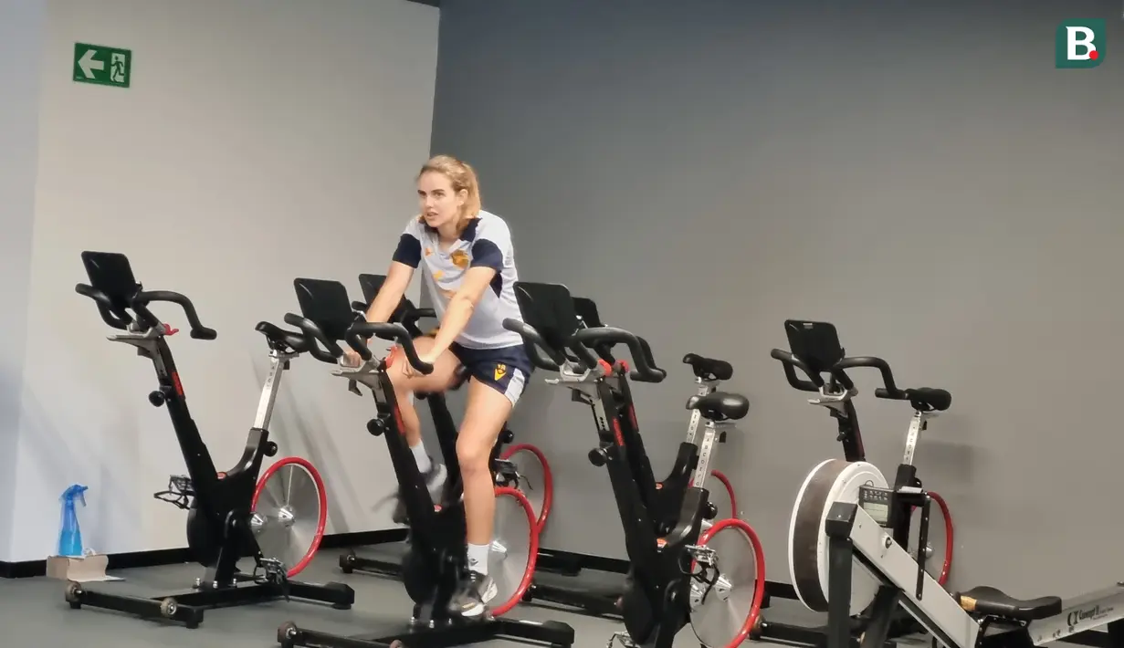Salah seorang pemain tim Real Sociedad putri tengah berlatih di fasilitas gymnasium Zubieta. (Bola.com/Yus Mei Sawitri)