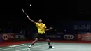 Tunggal putra Indonesia, Tommy Sugiarto, mengembalikan kok saat melawan pebulutangkis China, Chen Long, pada Blibli Indonesia Open 2019 di Istora Senayan, Jakarta, Rabu (17/7). Tommy kalah 22-20, 14-21 dan 21-17. (Bola.com/Yoppy Renato)