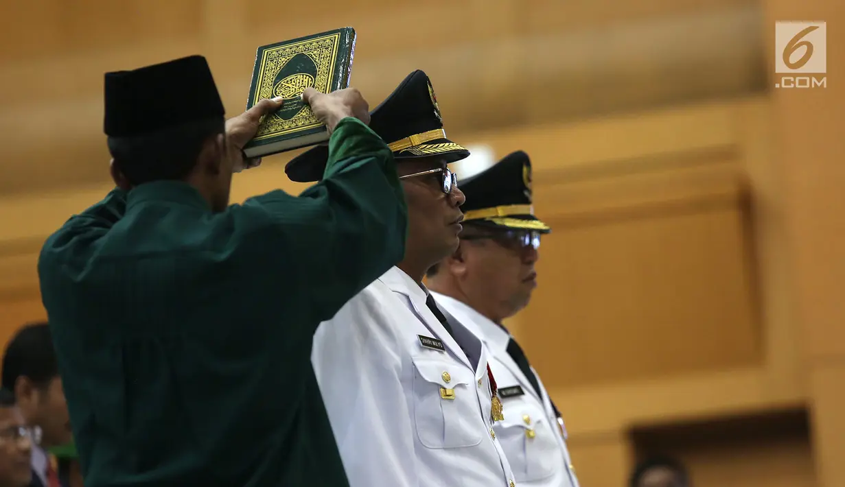 Bupati dan Wakil Bupati Tulungagung terpilih hasil Pilkada 2018, Syahri Mulyo dan Maryoto Birowo saat dilantik di Jakarta, Selasa (25/9). Usai dilantik, Syahri langsung dinonaktifkan oleh Menteri Dalam Negeri Tjahjo Kumolo. (Merdeka.com/Imam Buhori)