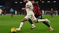 Pemain Liverpool, Mohamed Salah, berduel dengan pemain Bournemouth pada pertandingan Liga Inggris di Vitality Stadium, Minggu (25/1/2025) dini hari WIB. (Glyn KIRK / AFP)