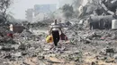 <p>Pasukan Israel dan milisi di Palestina, Hamas, berperang sejak 7 Oktober hingga sekarang. Imbas pertempuran ini, belasan ribu orang dari dua negara itu tewas. (AP Photo/Ali Mahmoud)</p>