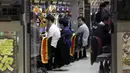 Pelanggan bermain di ruang permainan pachinko, Tokyo, Jepang, 24 April 2020. Masih banyak warga yang berkerumun di toko-toko tanpa mematuhi peraturan pembatasan sosial atau jaga jarak, makan malam di luar, hingga piknik di taman. (AP Photo/Kiichiro Sato)