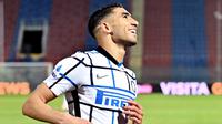 Achraf Hakimi (Inter Milan) - Pemain yang diboyong Nerazzurri dari Real Madrid ini sukses menjadi andalan Antonio Conte. Wingback berbandrol 40 juta euro itu berkontribusi besar membawa Inter Milan Juara Serie A musim ini. (AFP/Giovanni Isolino)
