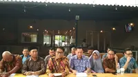 Pernyataan pers dari puluhan pengembang perumahan di Cirebon terkait terganjalnya proses administrasi yang berdampak kepada keberlangsungan usaha hingga rugi milyaran rupiah. Foto (Liputan6.com / Panji Prayitno)