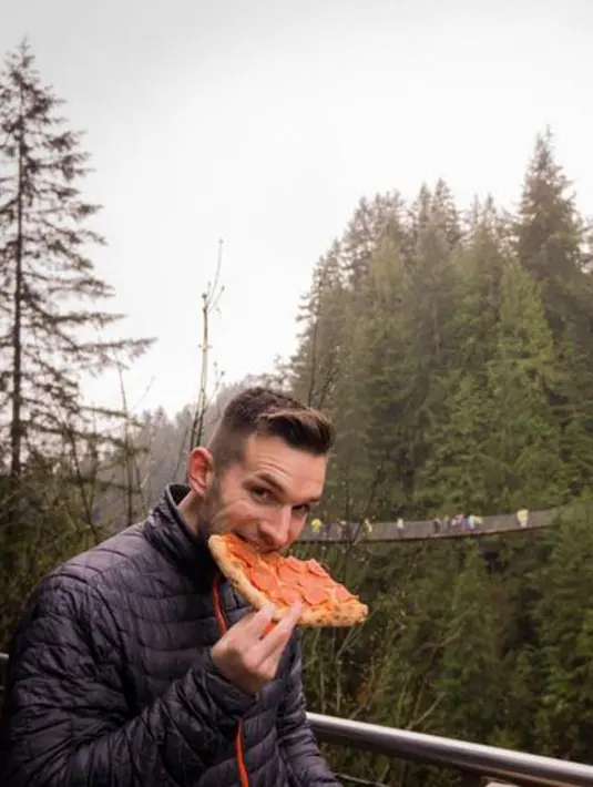 Tak sampai di situ, Phil Duncan juga senang berfoto bersama pizza. Seringnya ia berfoto di latar dengan landmark terkenal di destinasi tersebut. (instagram.com/phil.duncan)