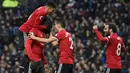 Pemain Manchester United merayakan gol Romelu Lukaku ke gawang West Bromwich Albion pada lanjutan Premier League di The Hawthorns Stadium, Minggu (17/12). Lukaku hanya diam dan kemudian dihampiri rekan-rekannya untuk merayakan gol itu. (Oli SCARFF/AFP)