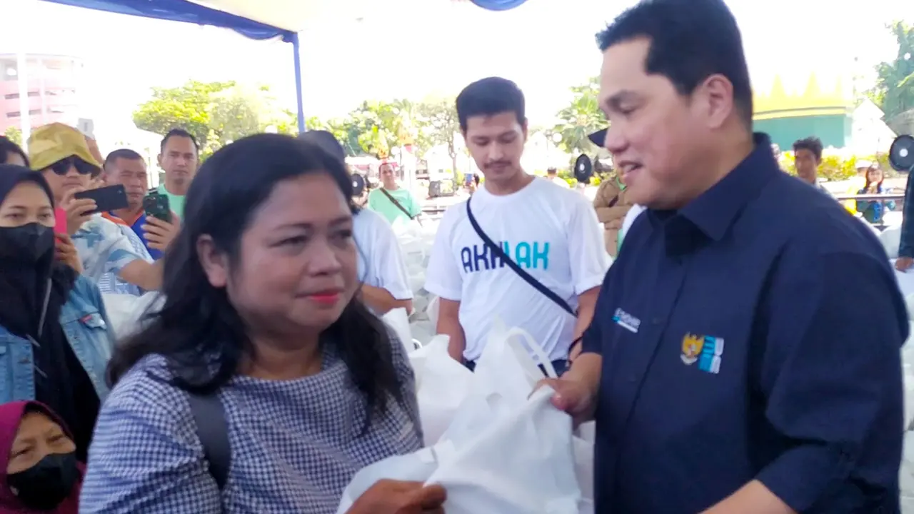 Erick Thohir saat meninjau pasar murah di Surabaya. (Dian Kurniawan/Liputan6.com)