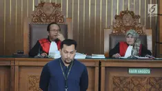 Penyanyi sekaligus dokter bedah plastik Tompi saat menjadi saksi sidang lanjutan kasus berita bohong Ratna Sarumpaet  di PN Jakarta Selatan, Selasa (23/4). Tompi hadir atas undangan PN Jaksel sebagai saksi fakta. (Liputan6.com/Herman Zakharia)