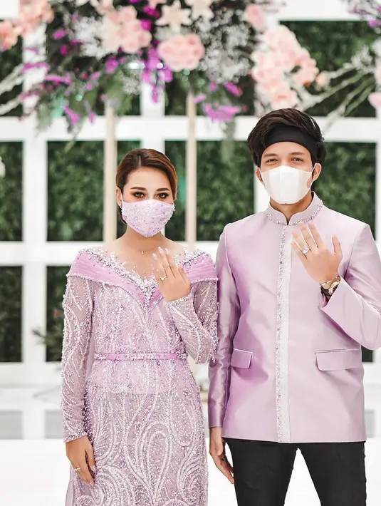 Mengingat lagi momen lamaran Atta Halilintar kepada Aurel Hermansyah, nuansa ungu muda yang teduh dipilih sebagai tema besar dari outfit hingga dekorasi. [Foto: Instagram/attahalilintar]
