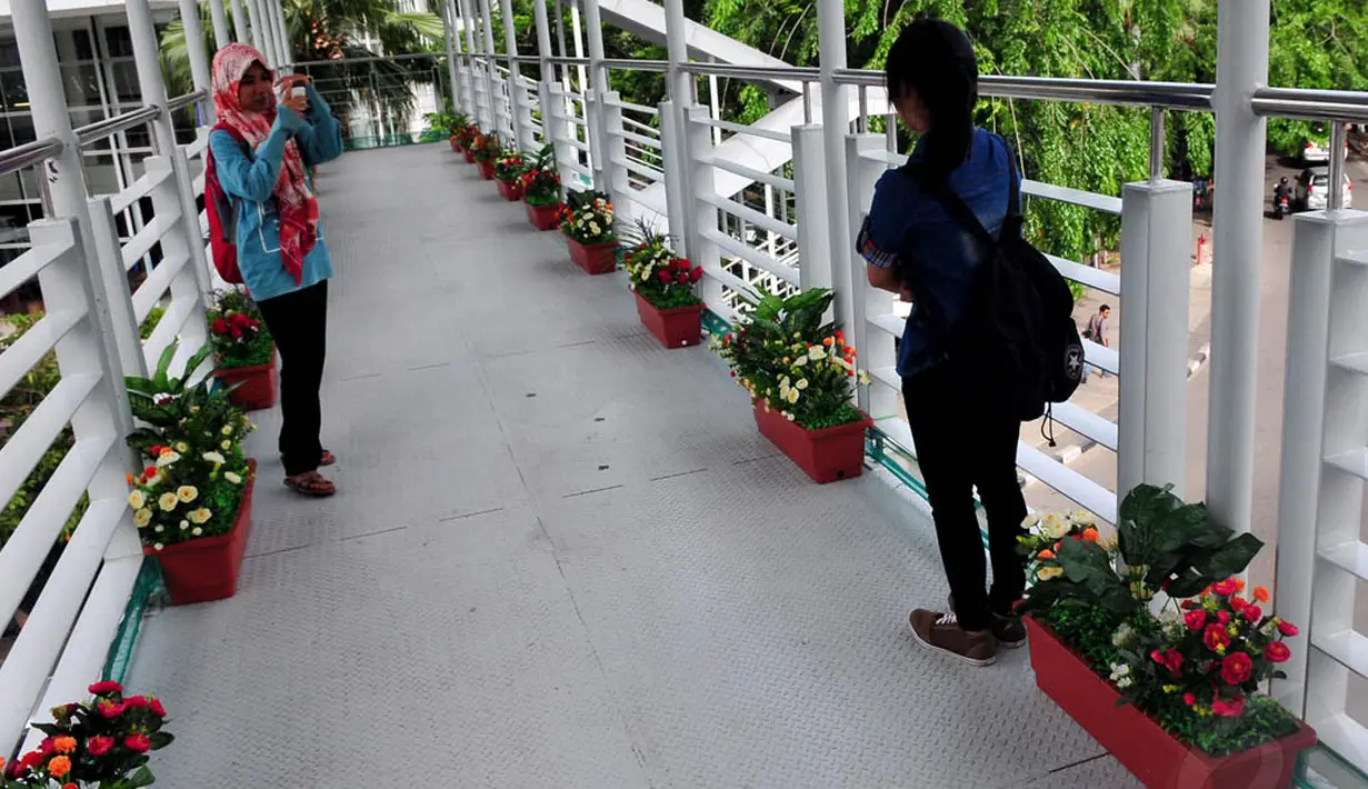 Warna-warni bunga semakin membuat JPO di Bundaran HI, Jakarta, tampak indah dan membuat nyaman pejalan kaki. Foto diambil pada Rabu (3/12/2014). (Liputan6.com/Johan Tallo)