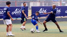 Legenda Timnas Indonesia,Elie Aiboy, bermain sepak bola bersama anak-anak SSB pada acara Dukung Generasi Emas Sepak Bola Indonesia bersama Aice di Pancoran Soccer Field, Jakarta Selatan, Selasa (25/7/2023). (Bola.com/M Iqbal Ichsan)