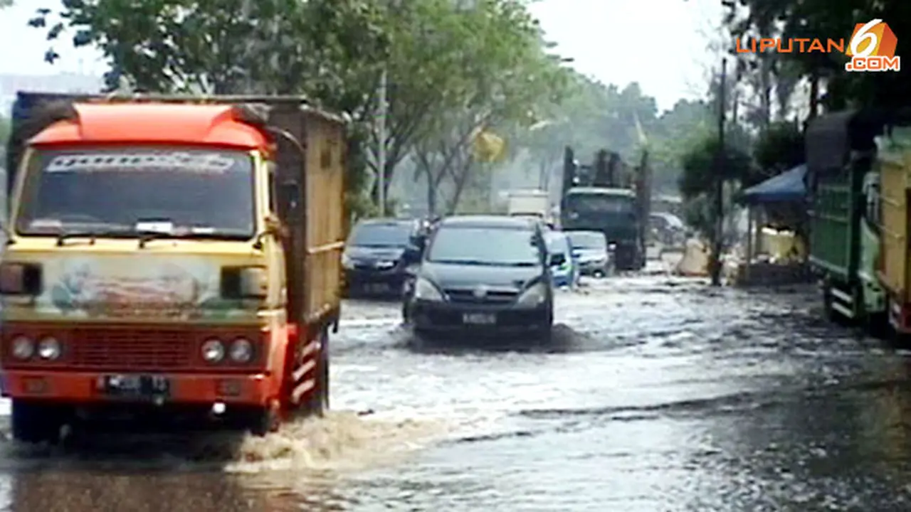 terjebak-banjir-131205c.jpg
