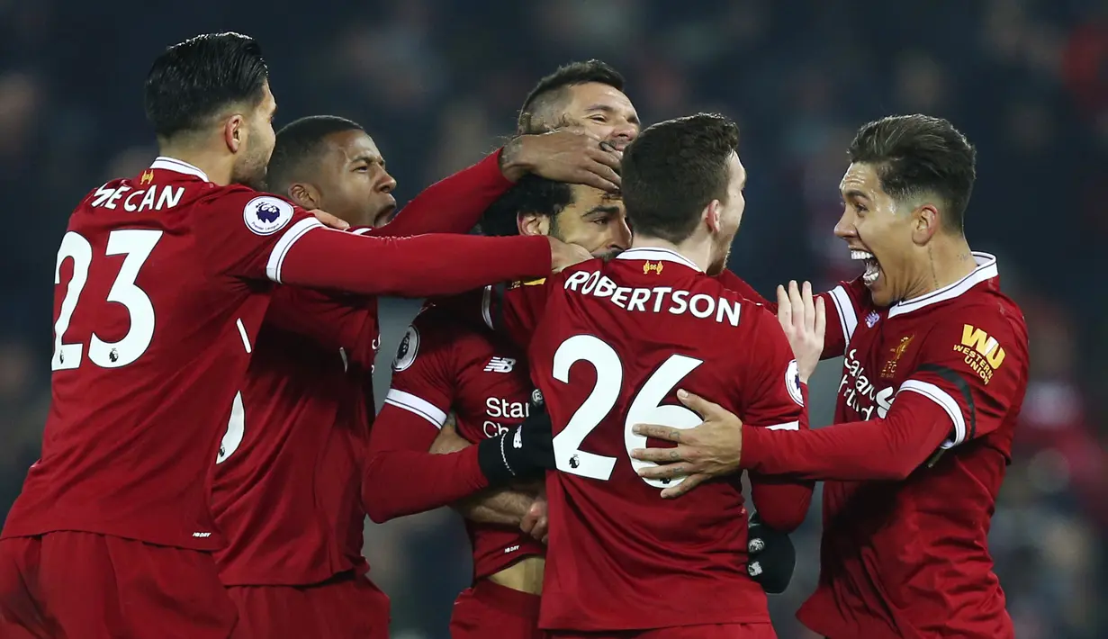 Para pemain Liverpool merayakan gol yang dicetak oleh Mohamed Salah ke gawang Manchester City pada laga Premier League di Stadion Anfield, Minggu (14/1/2018). Liverpool menang 4-3 atas Manchester City. (AP/Dave Thompson)
