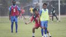 Pelatih Semen Padang, Nil Maizar, memberikan contoh kepada anak asuhnya saat latihan jelang laga final Piala Jenderal Sudirman melawan Mitra Kukar di Lapangan Sutasom, Jakarta, Jumat (22/1/2016). (Bola.com/Vitalis Yogi Trisna)
