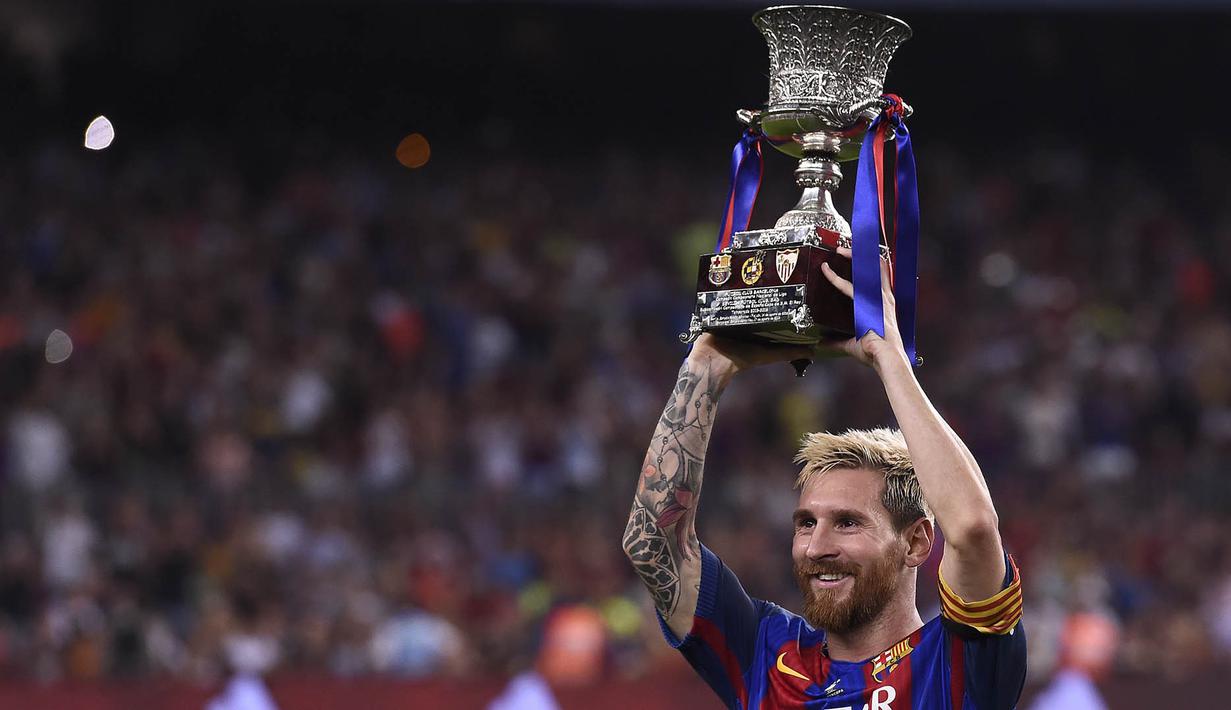 Dengan mengalahkan Sevilla, Lionel Messi berhasil mengantar Barcelona meraih trofi pertamanya di musim 2016/2017. Piala ini menjadi yang ke-29 sepanjang karier Messi bersama La Blaugrana. (AFP/Josep Lago)