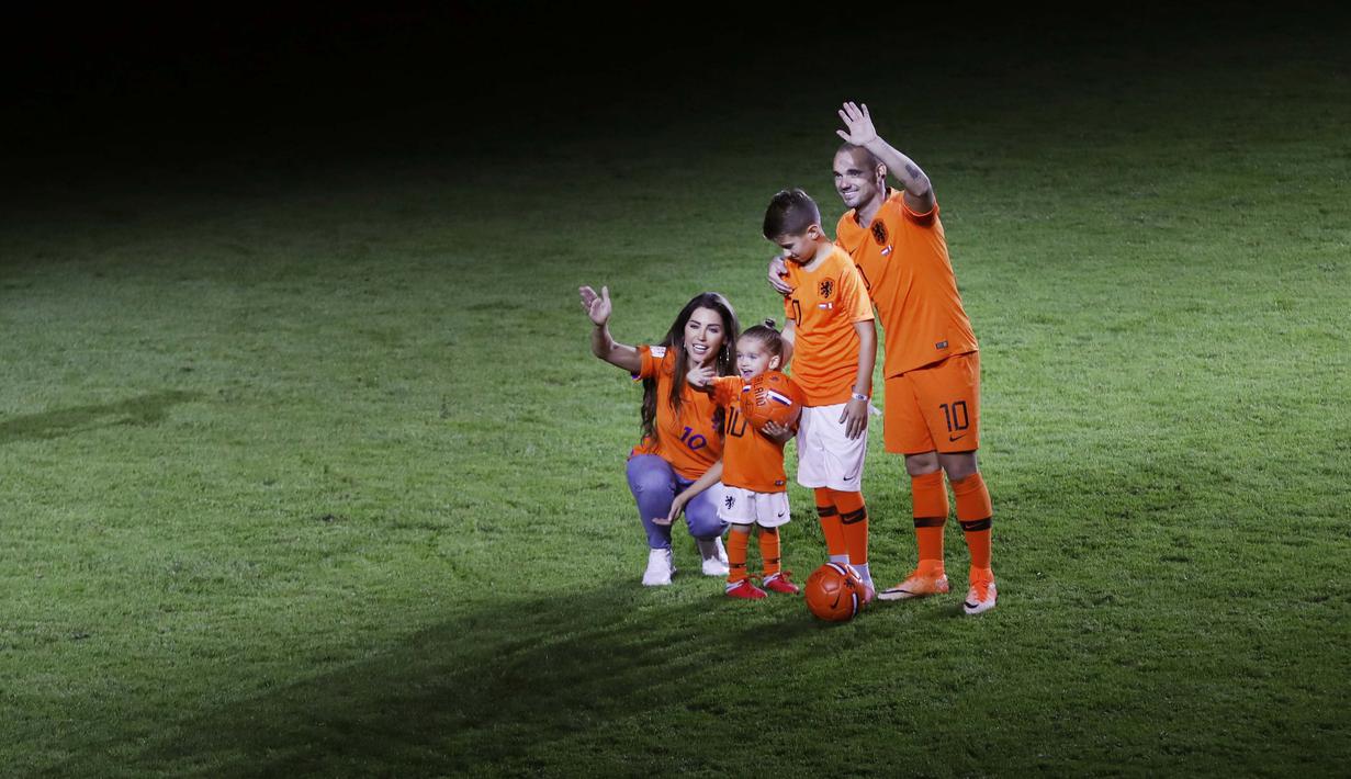 Pemain Belanda, Wesley Sneijder, bersama keluarga usai menjalani laga terakhir bersama timnas Belanda di Stadion Johan Cruijff, Amsterdam, Kamis (6/9/2018). Sneijder telah mencatatkan 134 penampilan dan menyumbang 31 gol. (AP/Peter Dejong)