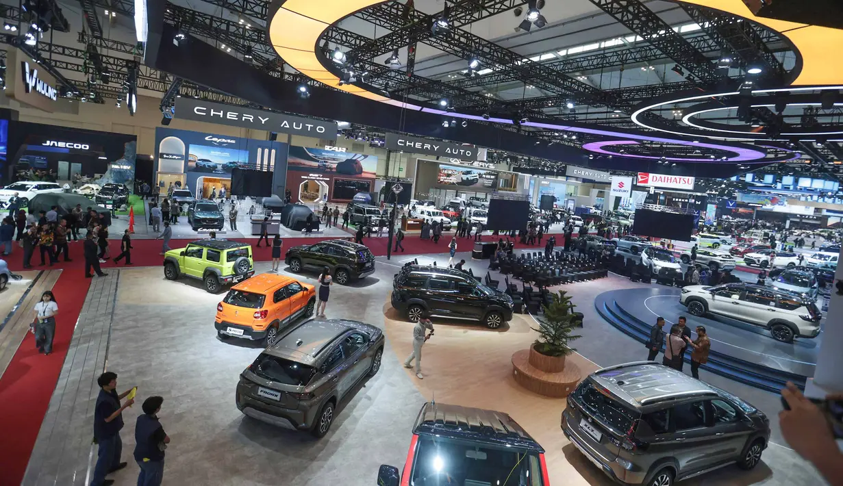 Pengunjung menyaksikan deretan mobil terbaru saat Exclusive Media Day GAIKINDO Indonesia International Auto Show (GIIAS) 2026 di Indonesia Convention Exhibition (ICE) BSD City, Tangerang, Rabu, 29 Juli 2026. (KLY/ Budy Santoso)