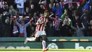 7. Tren kemenangan Manchester United harus terhenti saat ditahan imbang tuan rumah, Stoke City. Eric Maxim Choupo-Moting menjadi tokoh utama keberhasilan Stoke menahan MU berkat dua gol yang dicetaknya. (AFP/Geoff Caddick)